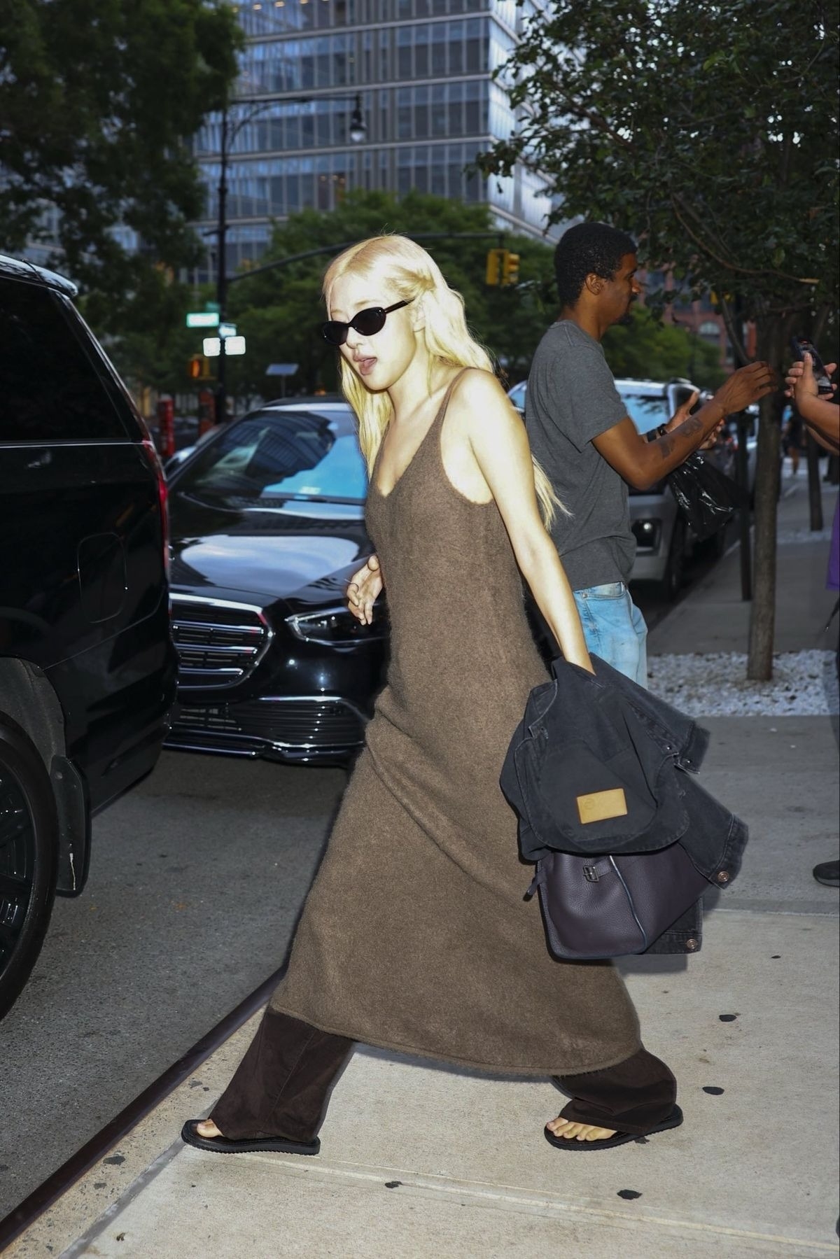 Ngôi sao phối đồ theo mốt váy trùm quần - xu hướng hot của những năm 1990.