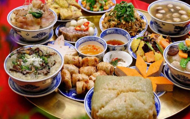 Con cháu làm mâm cỗ mặn và dâng cúng lên gia tiên vào trưa ngày 30 Tết. Khi khấn vái, gia chủ sẽ mời đích danh cũng như đúng tên tuổi của các cụ về để dự hưởng hoa hoa quả và đón Tết tại gia.