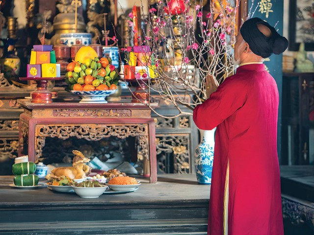 Khi mâm cỗ cúng đã được chuẩn bị xong, gia chủ sẽ thắp hương và đọc văn khấn gia tiên. Sau đó, mọi thành viên trong gia đình thực hiện lễ vái.