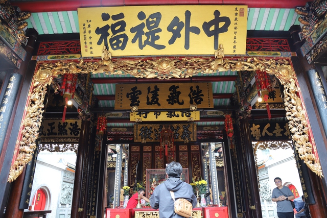 Chùa Ông hay còn gọi là Hội quán Nghĩa An, là nơi thờ Quan Thánh Đế Quân (Quan Công) cùng các con và tùy tùng. Ngôi chùa có lịch sử hàng trăm năm, được cộng đồng người Hoa xây dựng vào cuối thế kỷ 18 – đầu thế kỷ 19 và đã được công nhận là di tích kiến trúc nghệ thuật cấp quốc gia.