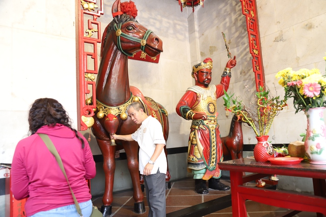 Theo phong tục, sau khi dâng hương tại chính điện, người dân sẽ di chuyển ra phía sau cổng chùa để thực hiện nghi thức chui qua tượng ngựa Xích Thố – chiến mã gắn liền với Quan Công trong tiểu thuyết Tam Quốc diễn nghĩa. Khu vực đặt tượng luôn ken kín người, nhiều người phải xếp hàng khá lâu mới đến lượt.