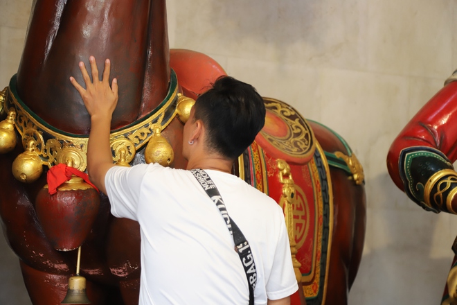 Nườm nượp người dân xếp hàng chui qua tượng ngựa Xích Thố cầu may - 5