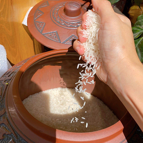 Trong quan niệm dân gian, hũ gạo được coi là kho lương, đại diện cho tài sản và sự no ấm của một gia đình. Ảnh minh họa: TL