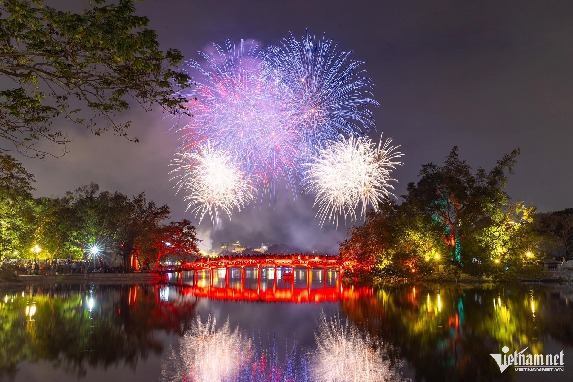 Hồ Gươm là điểm thu hút đông người dân và du khách