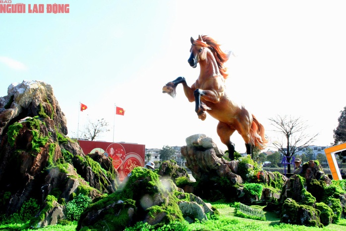 Như các năm trước, các linh vật ngựa ở Quảng Trị gây ấn tượng mạnh bởi thần thái dũng mãnh, uy nghiêm và hết sức sống động