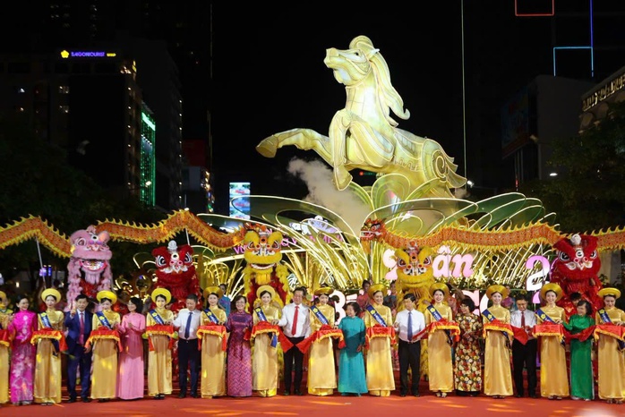 Linh vật ngựa ở cổng chào đường hoa Nguyễn Huệ vừa khai mạc tối 15-2