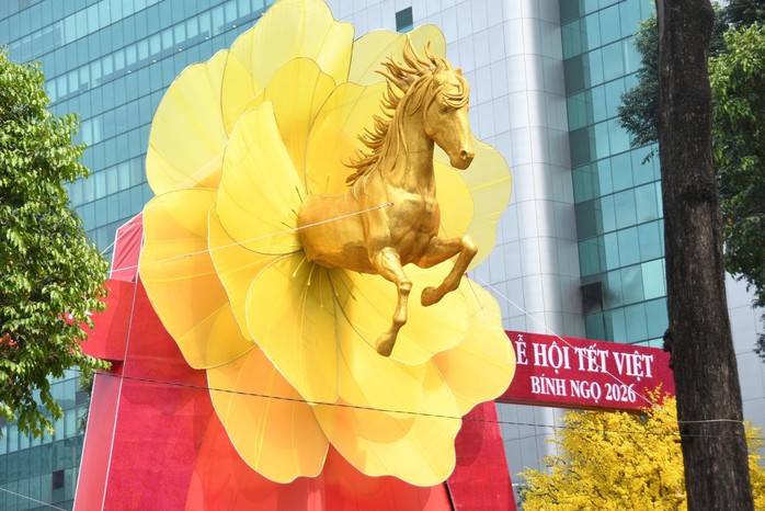 Linh vật ngựa được tạo tác như đang bay ra từ cánh mai vàng ở Nhà Văn hóa Thanh Niên