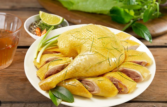 Nên ăn thịt gà còn nguyên da để cung cấp collagen cho cơ thể.