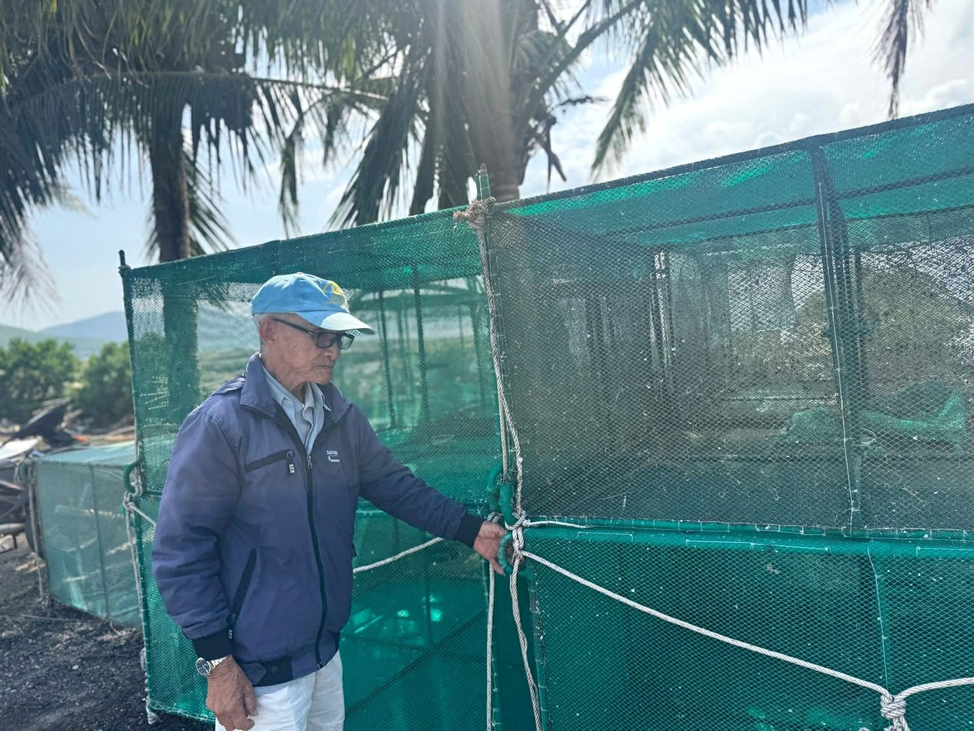 Dù gia đình bị mất trắng tài sản sau bão nhưng cụ Phấn vẫn lạc quan.