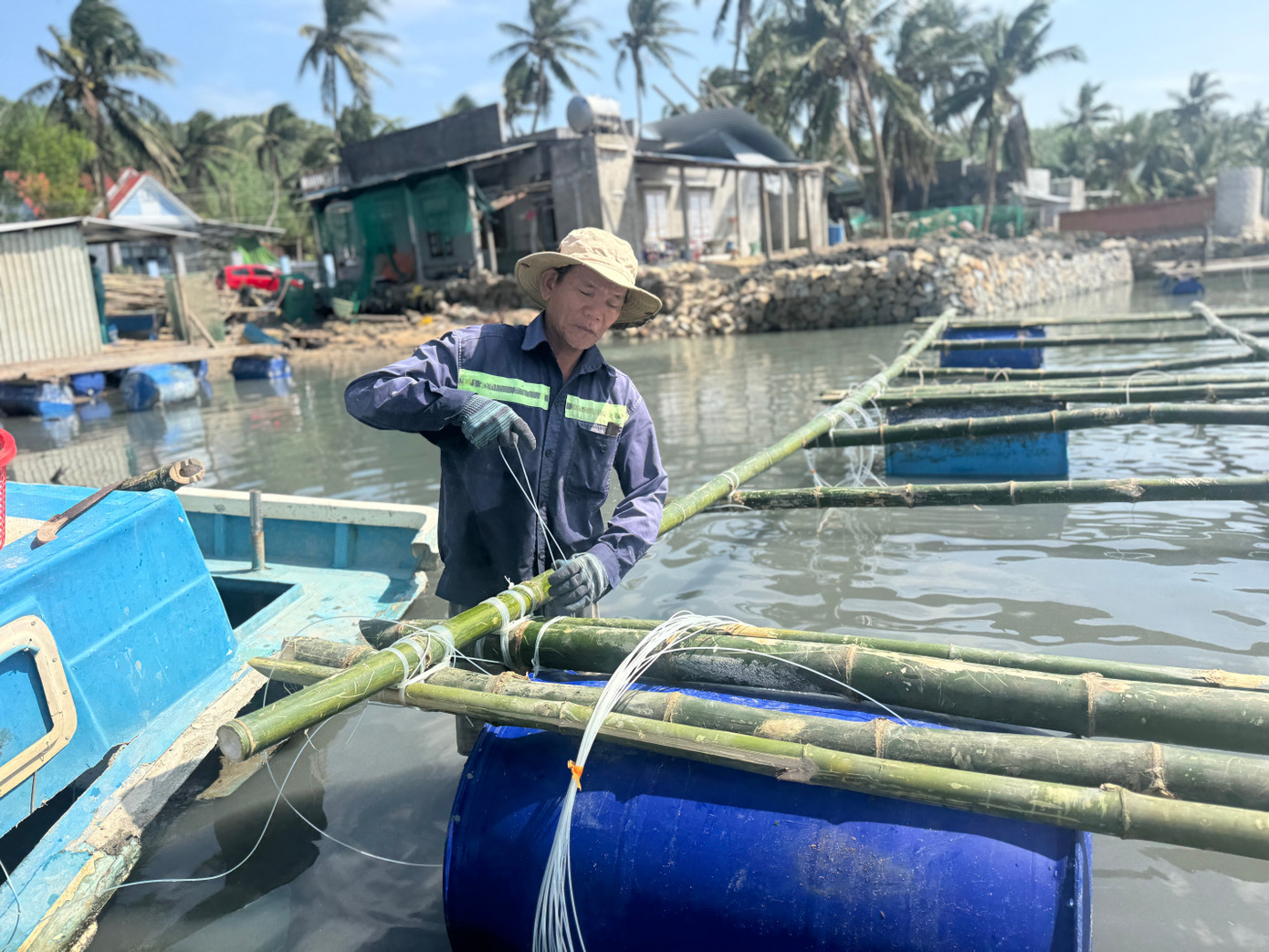 Người dân thủ phủ tôm hùm khẩn trương đóng mới các lồng bè để chuẩn bị cho chuyến ra khơi đầu năm mới.