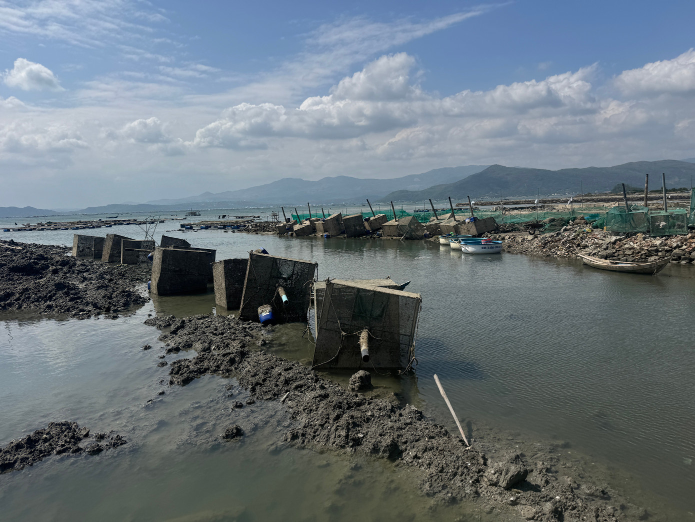 Những lồng nuôi tôm của người dân bị sóng đánh rách toạc sau trận bão lũ lịch sử.