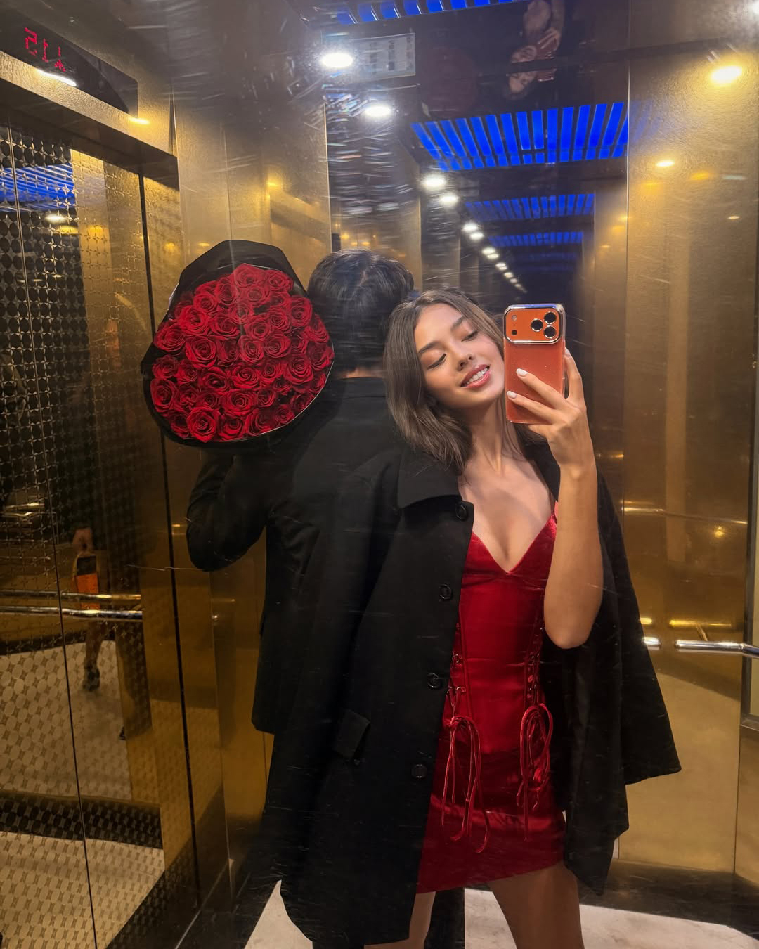 Hôm 14/2, vợ chồng Bùi Tiến Dũng - Dianka Zakhidova trốn con đi chơi riêng tại một nhà hàng view biển ở Đà Nẵng. Cặp sao lên đồ tông đỏ - đen khi sánh đôi.