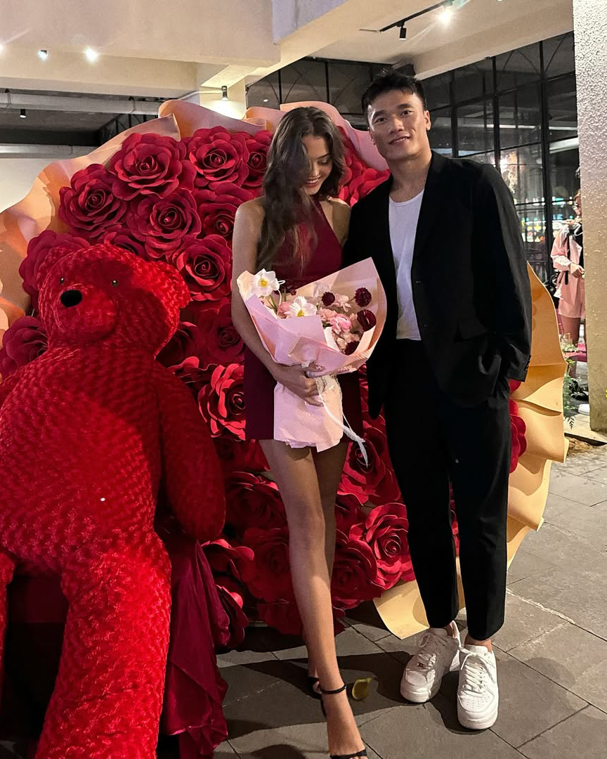 Sau 4 năm kết hôn, vợ chồng Bùi Tiến Dũng giữ tình cảm mặn nồng như lúc mới yêu. Mỗi dịp đặc biệt, Dianka luôn chọn những trang phục nóng bỏng để đi hẹn hò với ông xã.