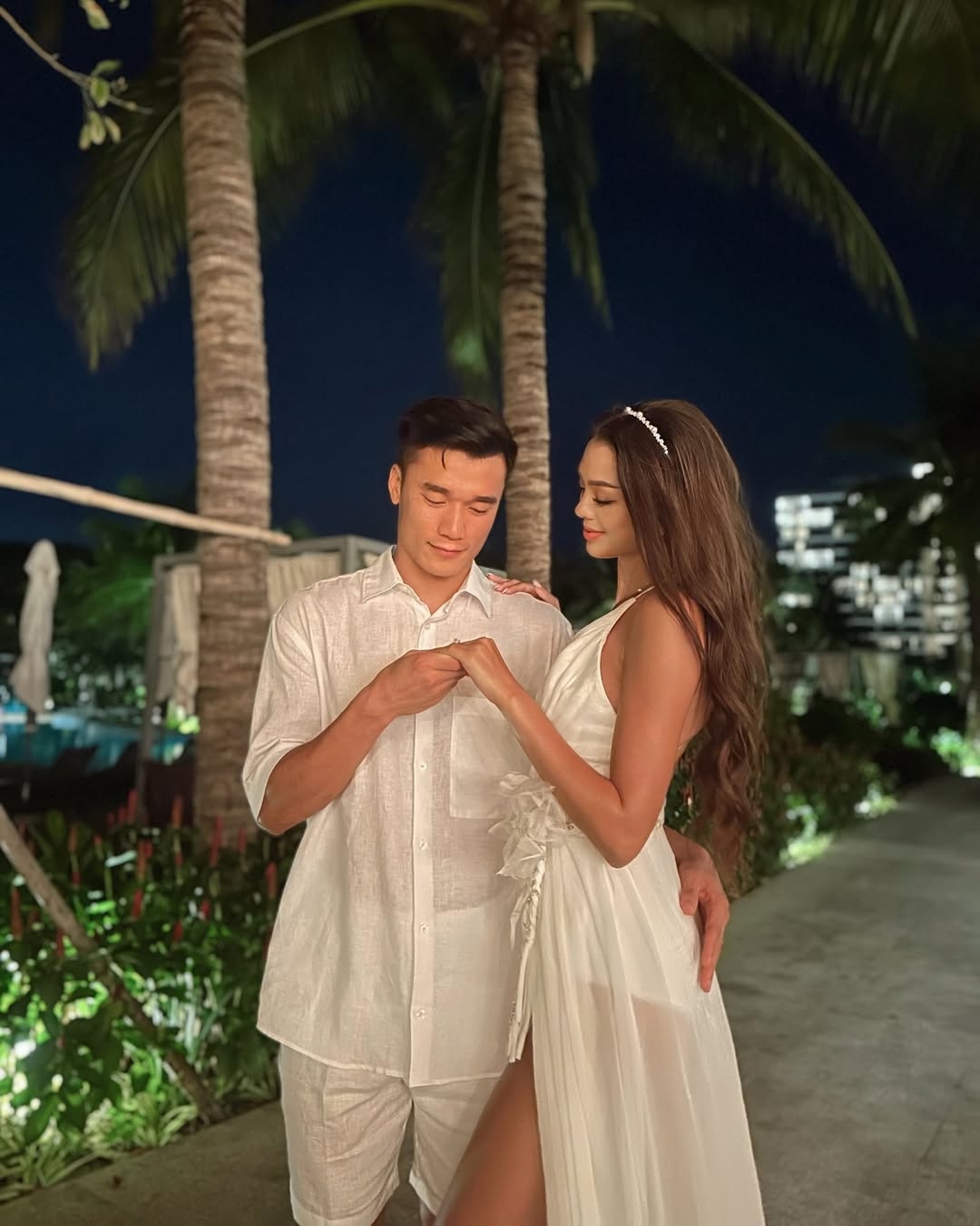 Dianka chọn đầm yếm chất liệu xuyên thấu, khoe đường cong ẩn hiện trong một chuyến du lịch cùng bạn đời.