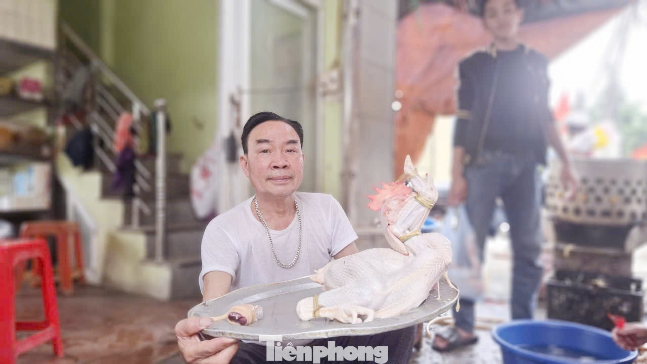 Gia đình ông Thắng thịt gà thuê từ sáng sớm đến tối muộn ngày cận Tết. Ảnh: Nguyễn Thắng