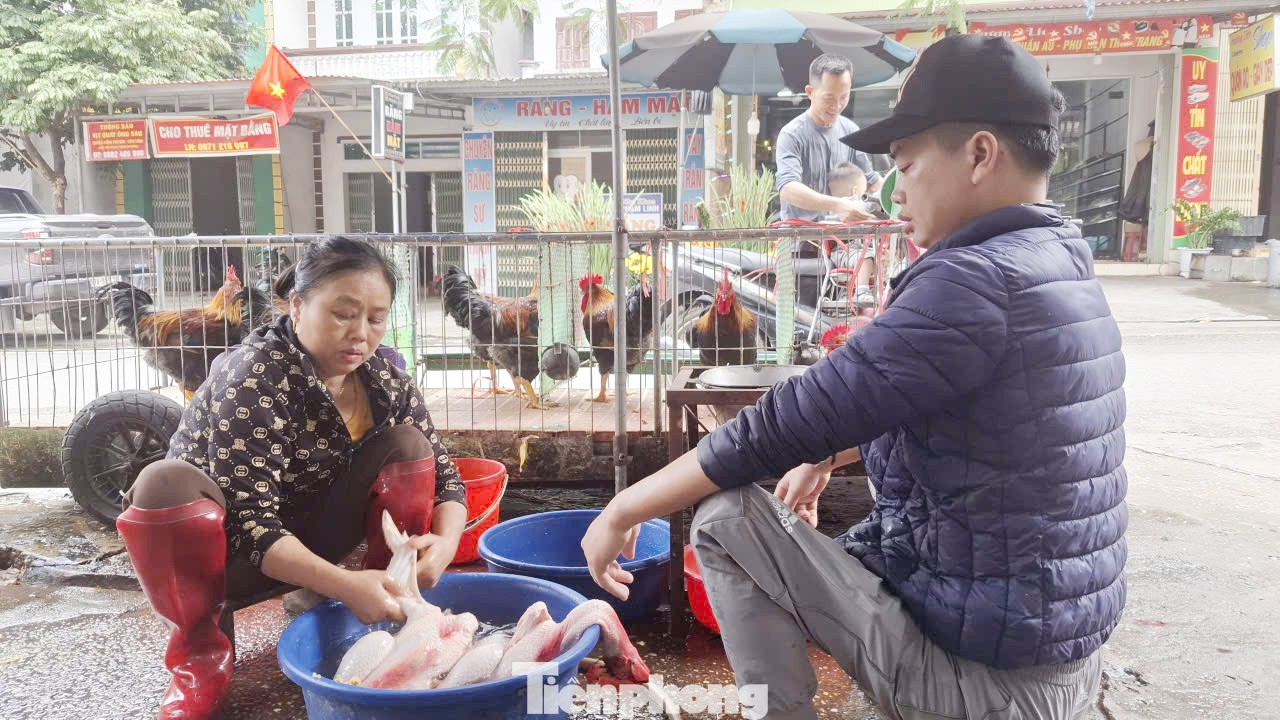 Gia đình ông Thắng làm không hết việc ngày 29 Tết.