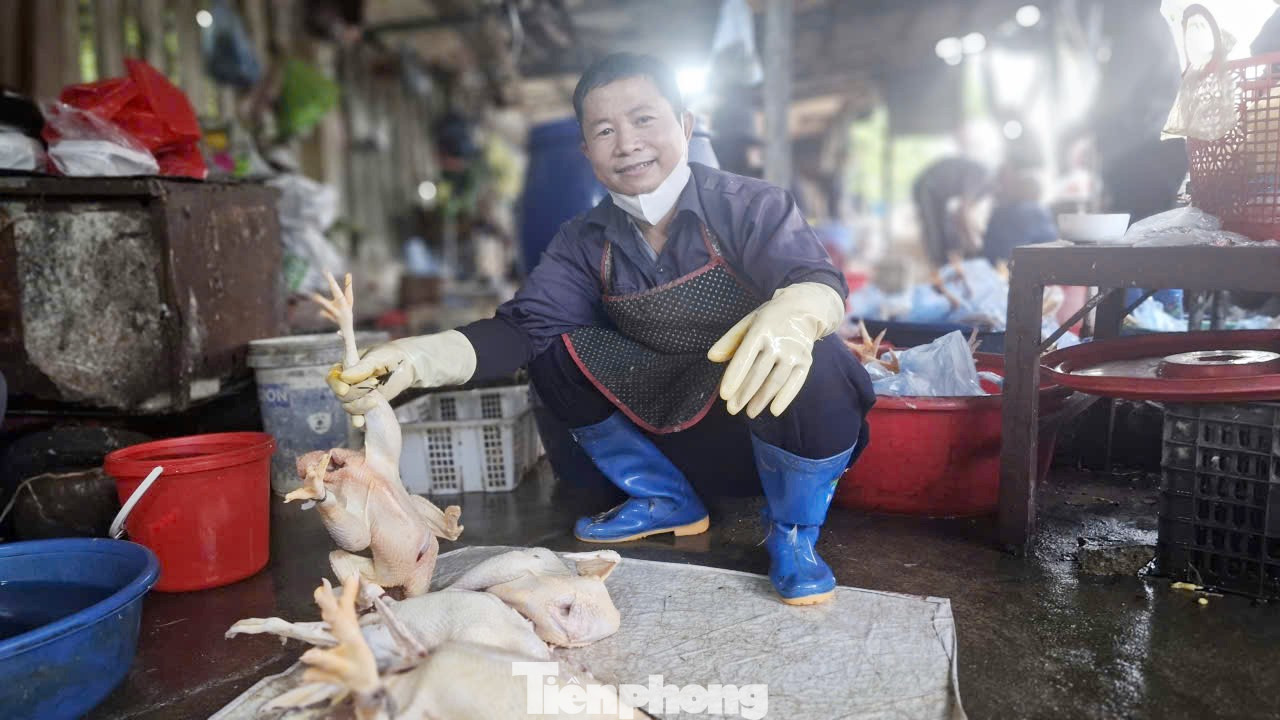 Những ngày cận Tết, anh Hợp và nhóm thợ thịt gà thuê làm việc không nghỉ tay. Ảnh: Nguyễn Thắng