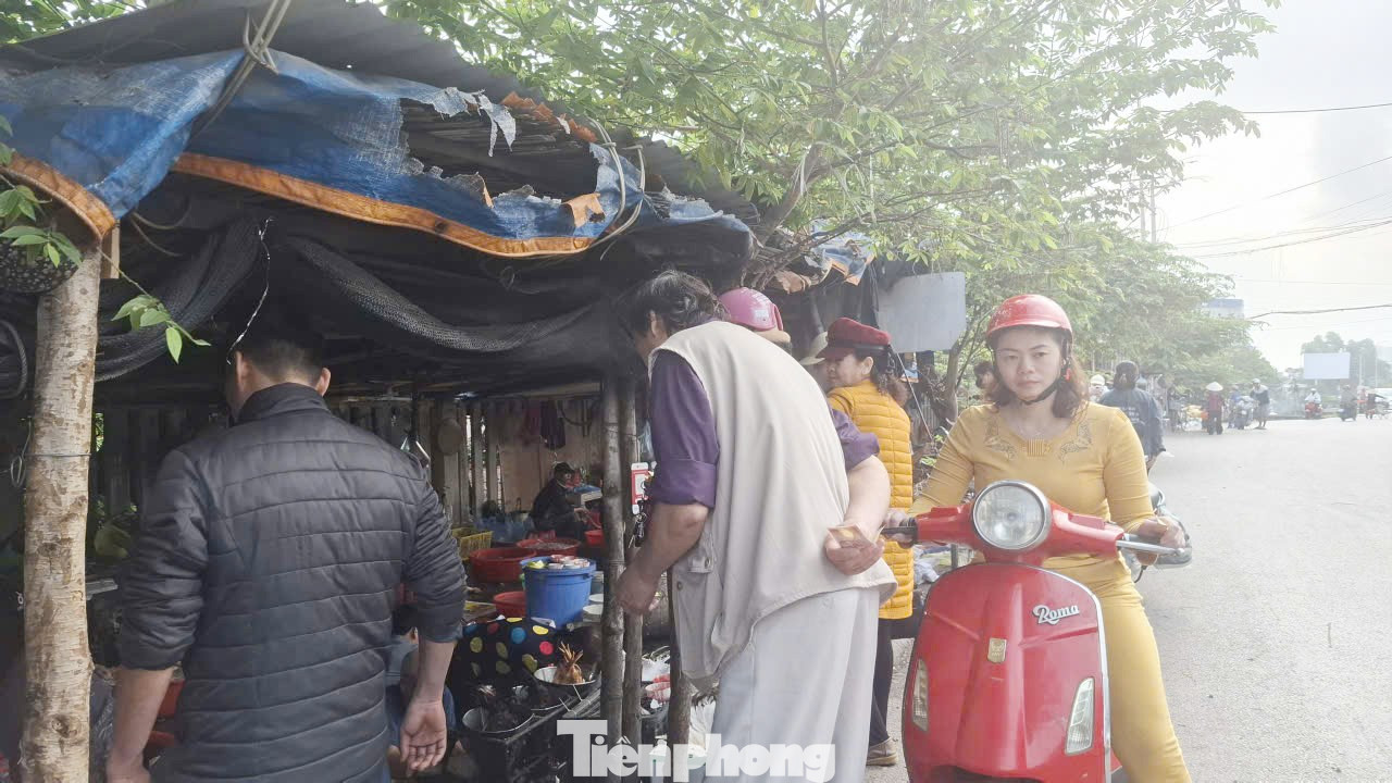 Đông đảo người dân mang gà đến thịt thuê ngày cận Tết ở chợ Tiền Môn.