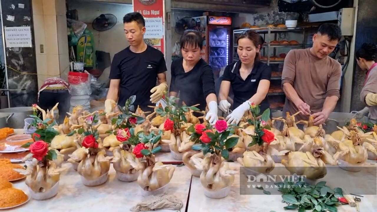 Ngôi chợ amp;#34;nóngamp;#34; nhất Hà Nội ngày 29 Tết: Gà lễ ngậm hoa hồng giá tới 1 triệu đồng/con vẫn đắt khách - 2