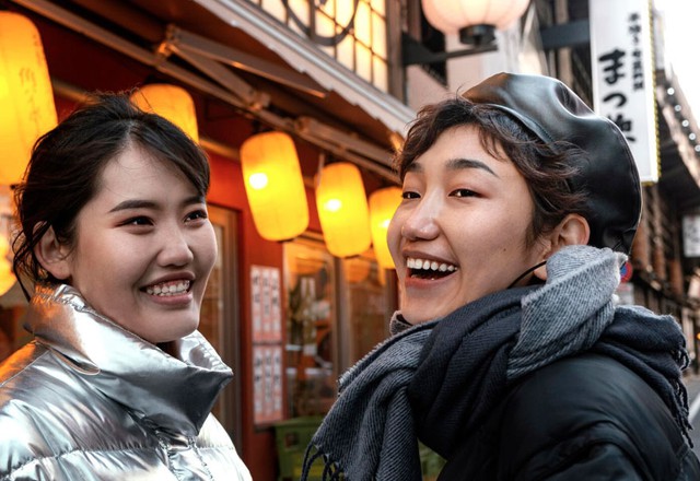 Trong những buổi gặp mặt đầu năm, sự tinh tế thể hiện rõ nhất qua cách bạn giữ khoảng cách đúng mực. Ảnh minh họa