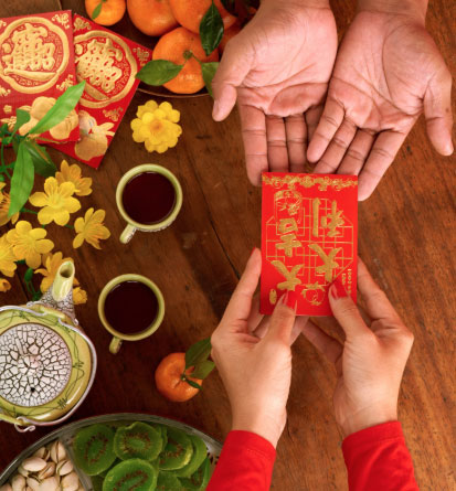 Dù chủ nhà có nói đến chơi là quý rồi, một món quà nhỏ vẫn thể hiện sự lịch sự và thành ý. Ảnh minh họa