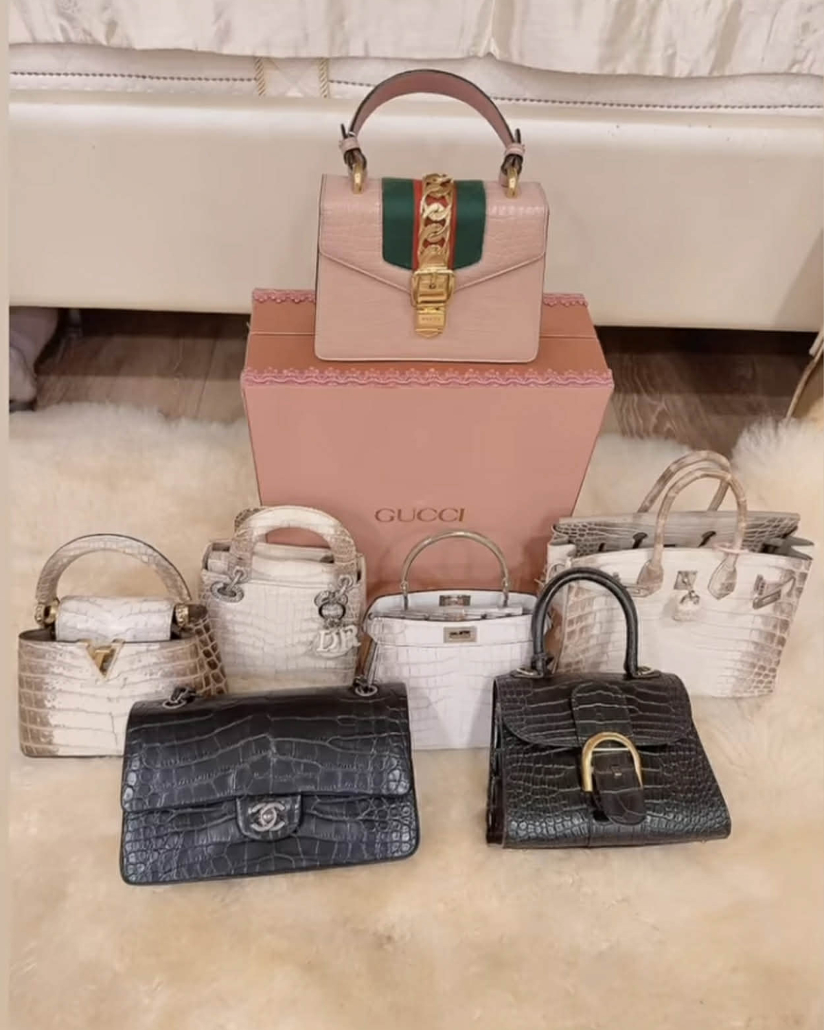Dịp Tết năm nay, Lệ Quyên còn sắm thêm một chiếc túi Gucci Sylvie phiên bản da cá sấu tông màu hồng nhạt. Nữ ca sĩ cho biết chiếc túi giúp cô hoàn thiện bộ sưu tập túi xách da cá sấu đủ các thương hiệu xa xỉ bậc nhất thế giới.
