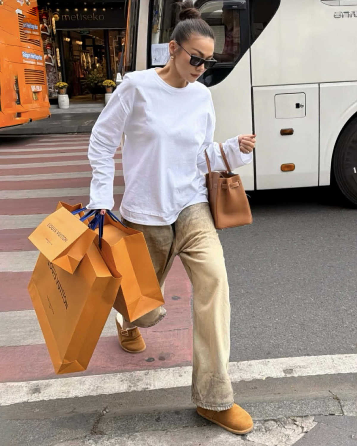Người đẹp khoe thành quả mua sắm là hàng loạt túi to, nhỏ của thương hiệu này, ước tính giá trị hàng trăm triệu đồng.