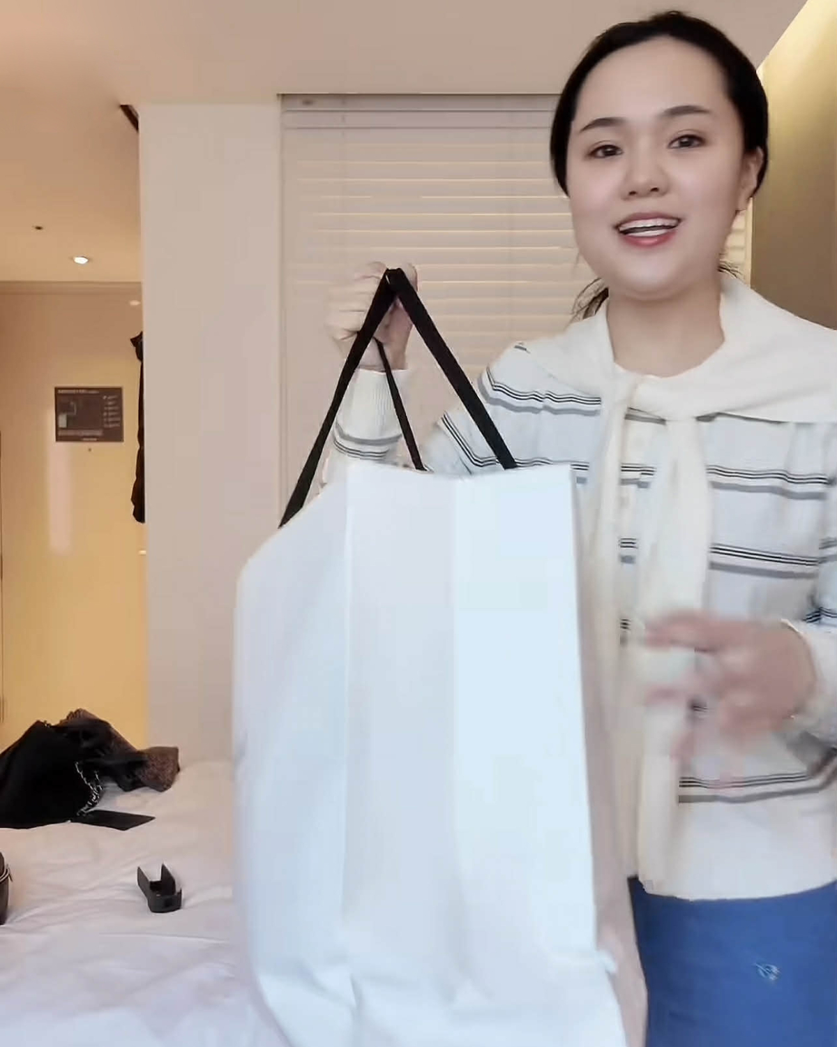 Người đẹp Quỳnh Anh - bà xã cầu thủ Duy Mạnh - chi cả trăm triệu đồng để mua sắm từ các thương hiệu nội địa ở Hàn Quốc.