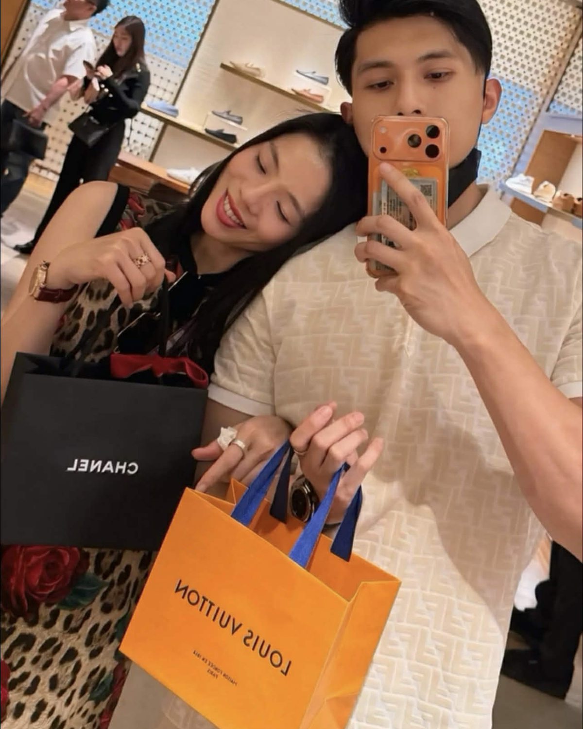 Lệ Quyên và Lâm Bảo Châu rủ nhau đi sắm hàng hiệu mừng Valentine và đón năm mới. Trong khi Lệ Quyên tặng cho bạn trai quà Louis Vuitton, chàng mẫu sinh năm 1993 tặng bạn gái túi quà từ Chanel.