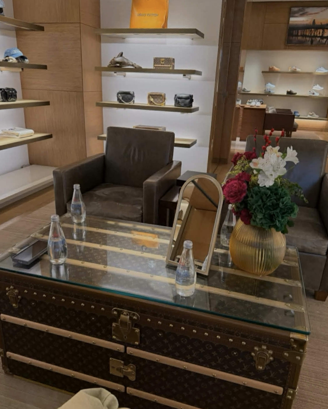 Hôm 27 Tết, sau khi kết thúc các lịch trình công việc, Thanh Hằng khoe ảnh đi sắm hàng hiệu. Điểm dừng chân của cô là cửa hàng Louis Vuitton - thương hiệu mà siêu mẫu yêu thích, thường xuyên sử dụng.