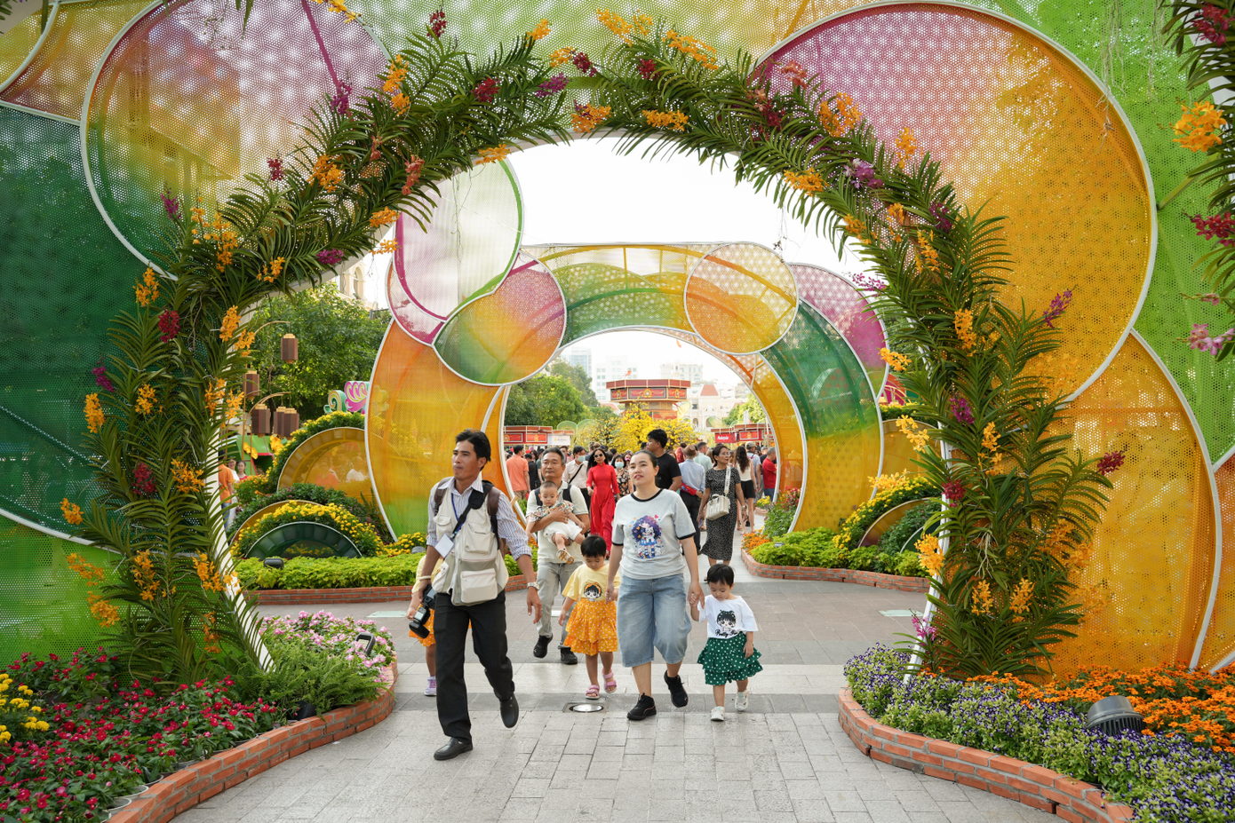 Người dân đổ về đường hoa Nguyễn Huệ chờ xem pháo hoa giao thừa - 2