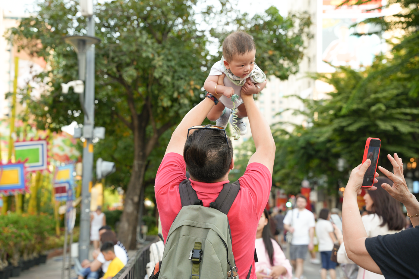 Nhiều người dân cho biết đến tham quan đường hoa Nguyễn Huệ và nán lại để chờ xem màn bắn pháo hoa tại hầm sông Sài Gòn.