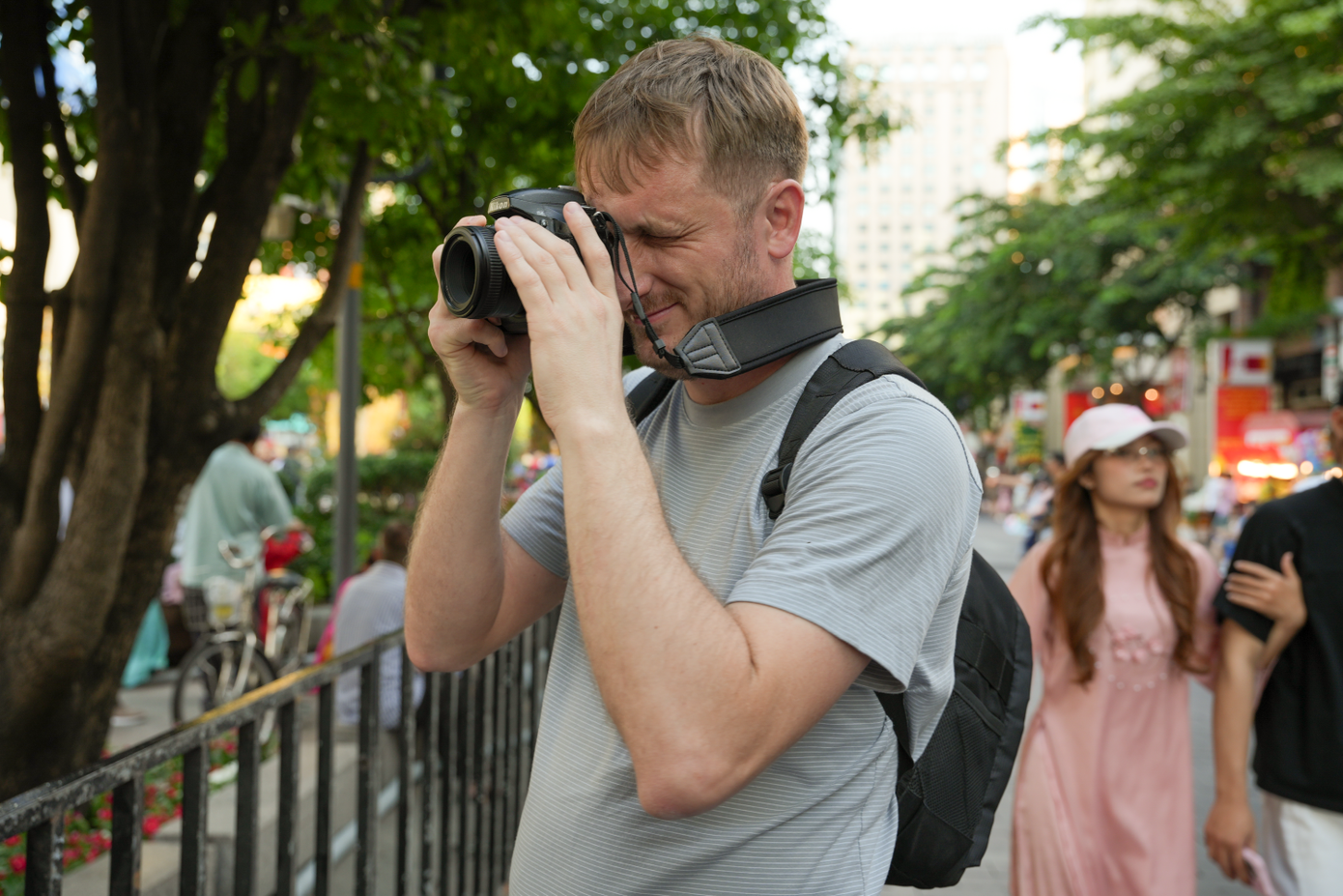 Anh Denis Klykov (36 tuổi, quốc tịch Nga) cho biết anh đã sinh sống và làm việc tại Việt Nam được 3 năm và vẫn luôn yêu thích không khí Tết Nguyên đán, đặc biệt là tại đường hoa Nguyễn Huệ.