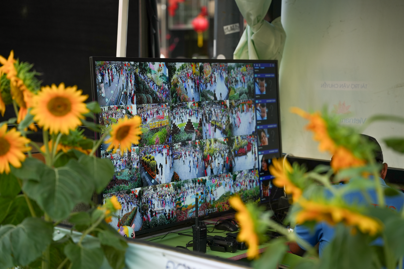 Lực lượng an ninh khu vực luôn có mặt tại chốt kiểm soát để giám sát qua hệ thống camera và hỗ trợ người dân khi cần thiết.