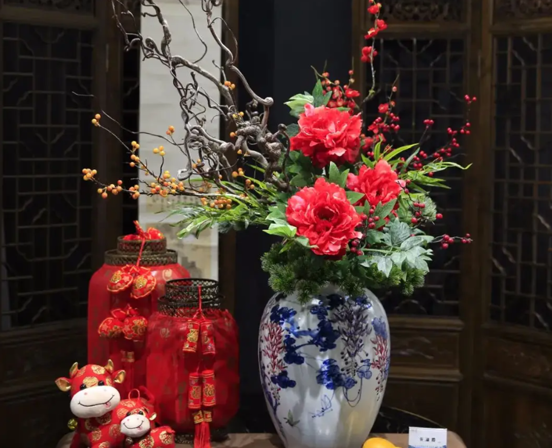 Hoa Tết héo rũ nhưng vẫn trưng bày trong nhà có thể khiến không gian đầu năm trở nên nặng nề, làm suy giảm sinh khí và vận may của gia đình. Ảnh minh họa: Baidu