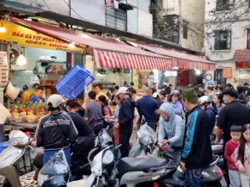 Ngôi chợ "nóng" nhất Hà Nội ngày 29 Tết: Gà lễ ngậm hoa hồng giá tới 1 triệu đồng/con vẫn đắt khách