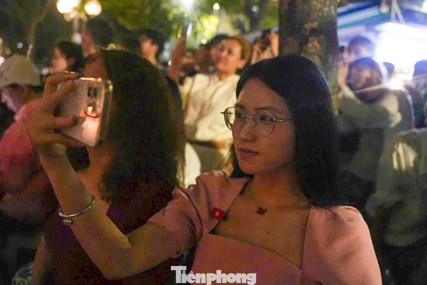 Hồ Gươm rực rỡ pháo hoa, hàng vạn người hò reo đón năm mới - 4