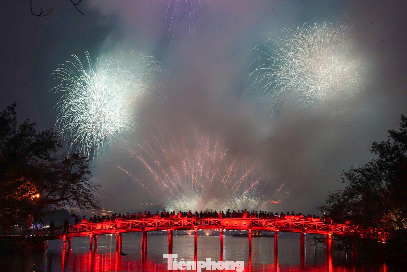 Đúng thời điểm giao thừa, những chùm pháo hoa đầu tiên bừng sáng, tỏa ra nhiều tầng màu đỏ, vàng, xanh, tím, kéo dài trong khoảng 15 phút.