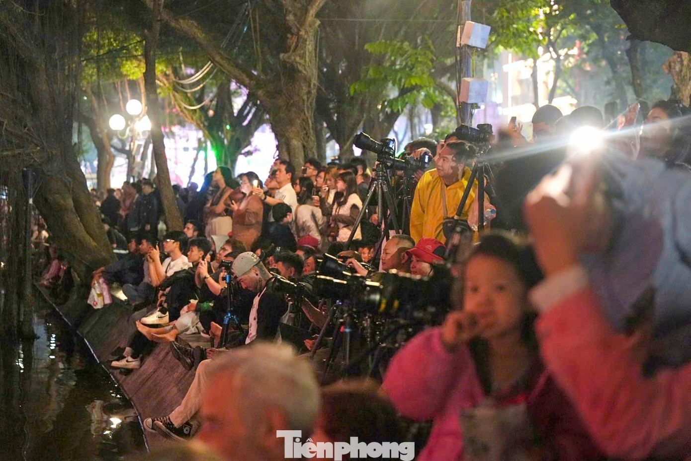 Từ tối 29 Tết, các tuyến phố quanh hồ Hoàn Kiếm, như: Đinh Tiên Hoàng, Hàng Khay, Lê Thái Tổ... đông kín người. Lực lượng chức năng tổ chức phân luồng, hạn chế phương tiện vào khu vực trung tâm.