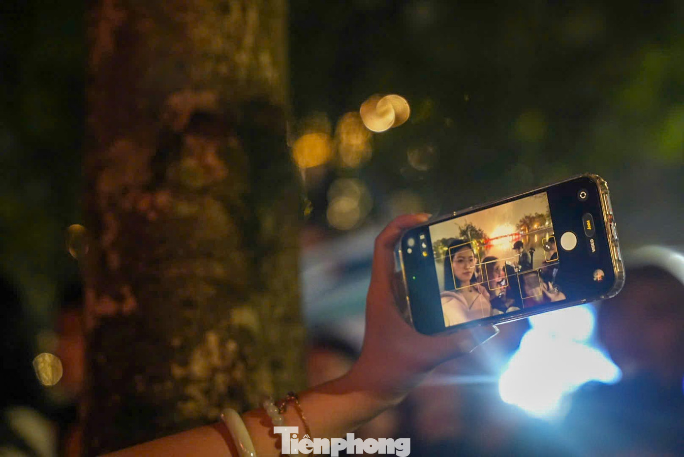 Hồ Gươm rực rỡ pháo hoa, hàng vạn người hò reo đón năm mới - 11