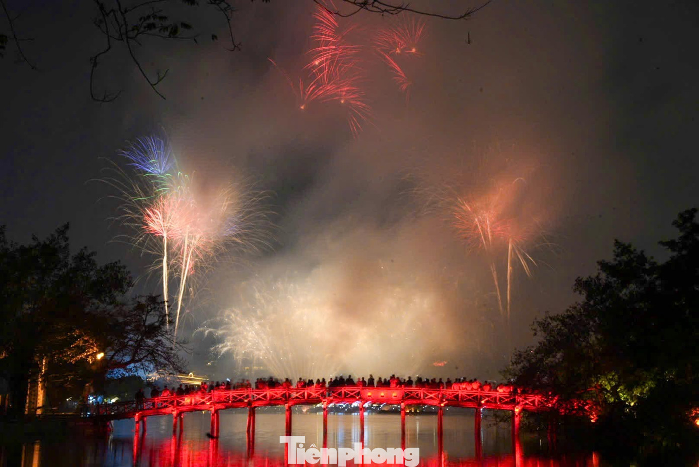 Theo kế hoạch của thành phố, hồ Hoàn Kiếm là điểm duy nhất tổ chức hai trận địa pháo hoa tầm cao phục vụ người dân Thủ đô trong đêm giao thừa. Việc bố trí hai điểm bắn giúp người dân ở nhiều hướng quanh hồ đều có thể quan sát rõ màn trình diễn.