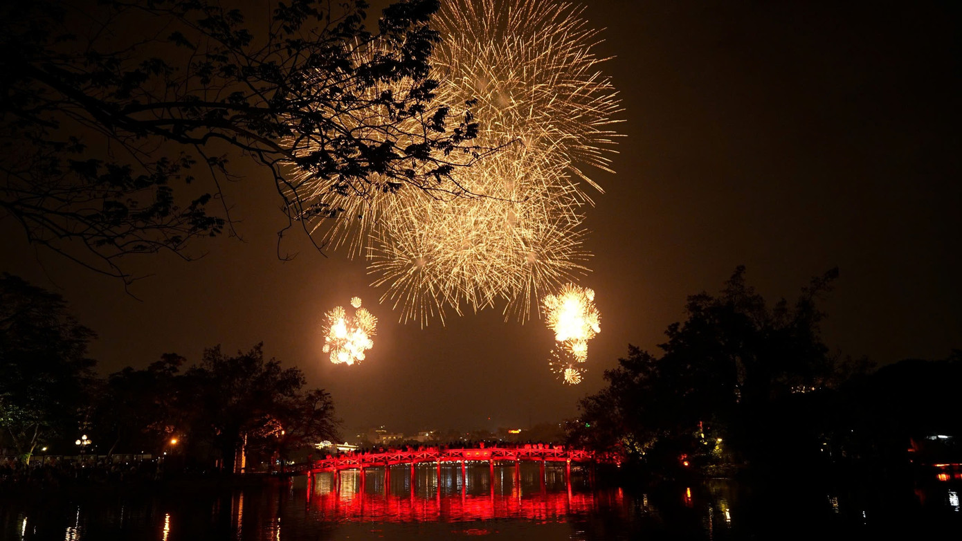 Có thời điểm, hai trận địa bắn đồng loạt, các chùm pháo giao nhau giữa không trung, tạo hiệu ứng tầng lớp chồng xếp. Một số màn pháo tạo hình tròn lớn rồi chuyển sang hiệu ứng “đuôi cá”, kéo dài thành vệt sáng cong trước khi tắt dần. Những tràng pháo liên hoàn cuối chương trình dồn dập, âm thanh vang vọng khắp khu vực hồ.