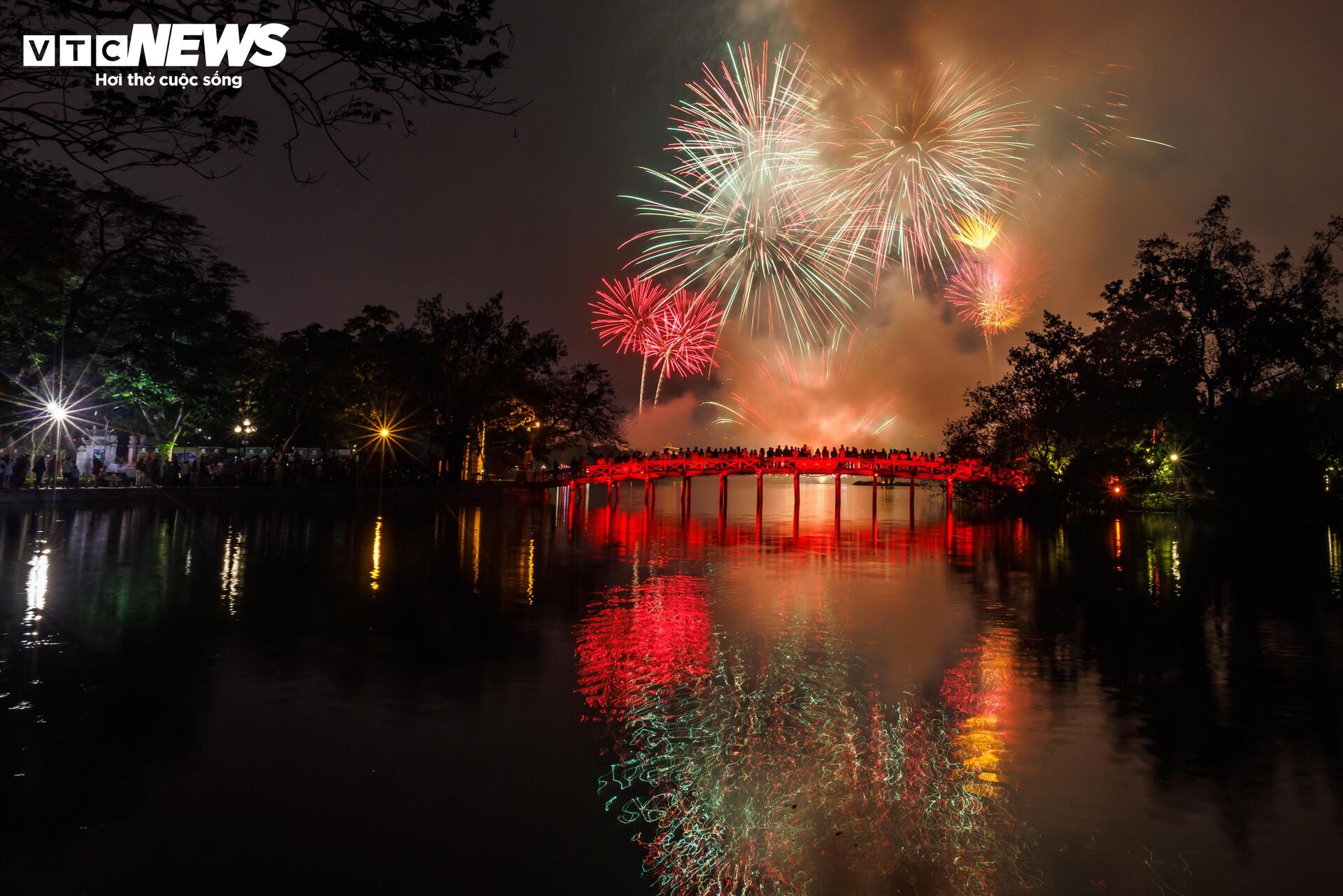 Đúng 0h ngày 17/2, thời khắc bắt đầu năm mới Bính Ngọ, các trận địa pháo hoa trên địa bàn Hà Nội đồng loạt khai hỏa, mở màn cho năm mới bằng những chùm sáng rực rỡ trên bầu trời Thủ đô.