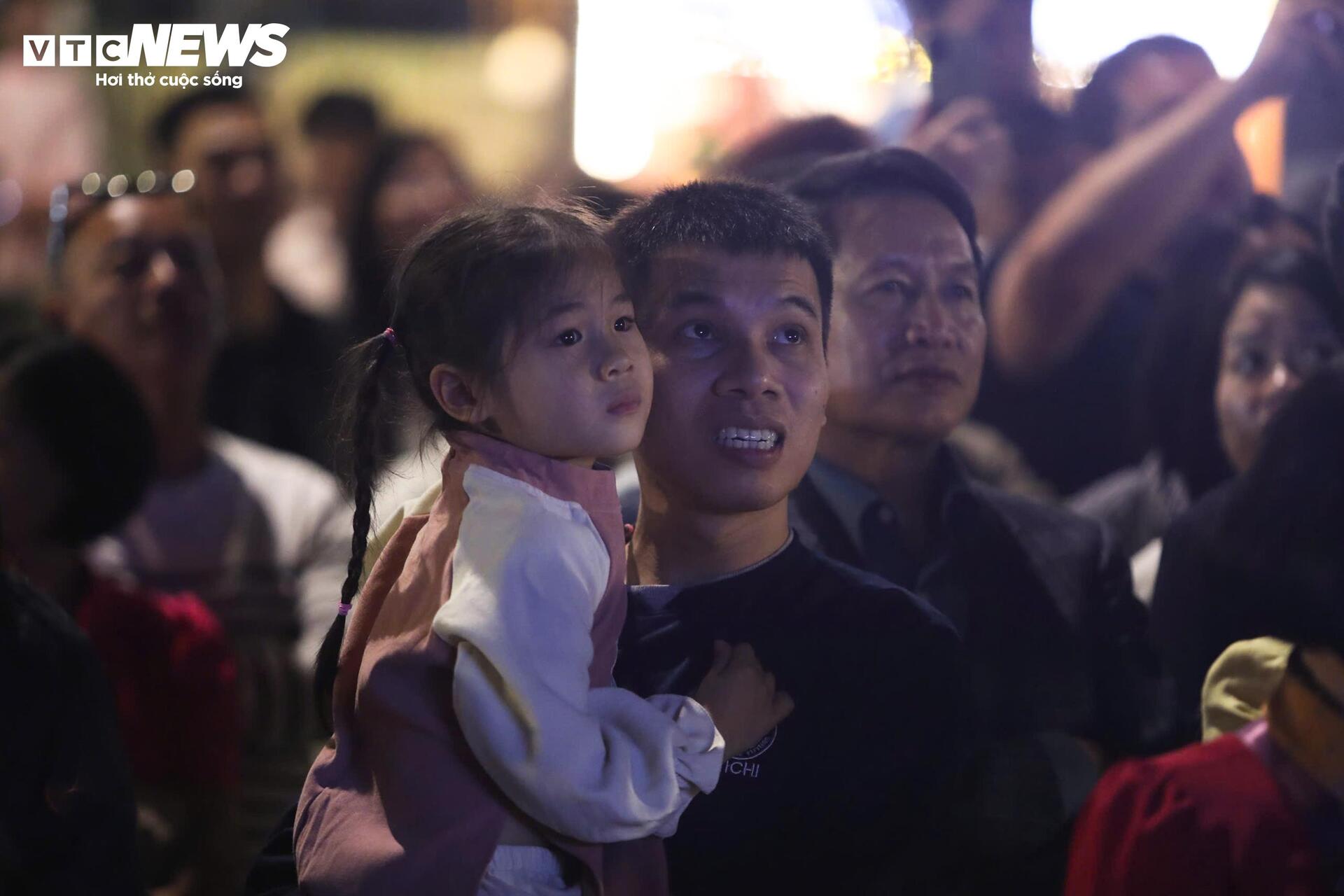 Tôi xin gửi lời chúc mừng năm mới tới tất cả mọi người, hy vọng mọi người có một năm mới nhiều sức khỏe và may mắn, anh Ngọc Huy chia sẻ.