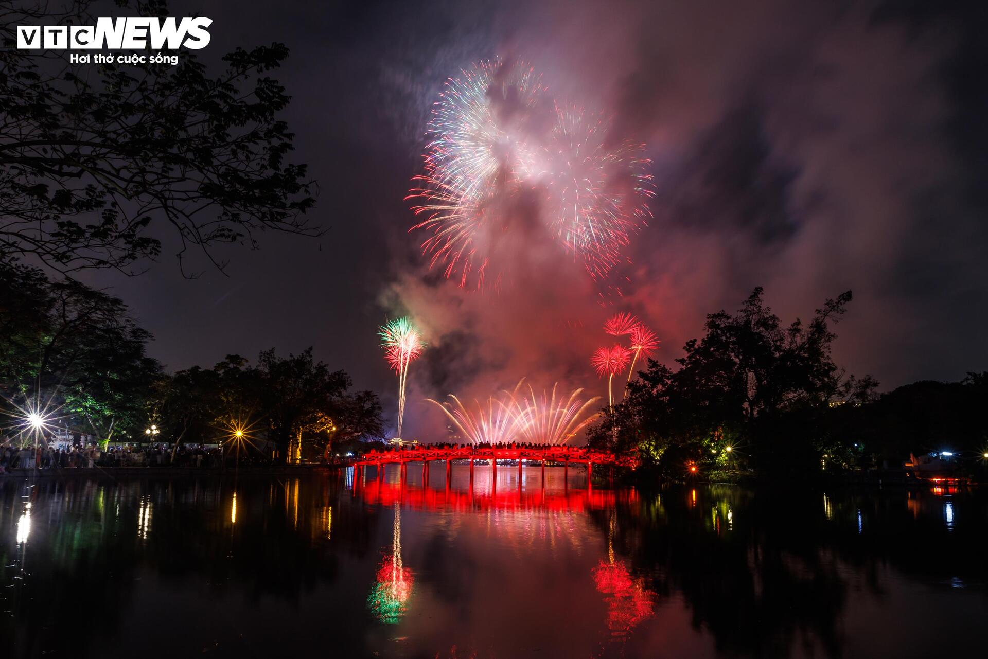 Những chùm pháo hoa tỏa sáng muôn màu, mang hy vọng về năm mới thịnh vượng và phát triển.