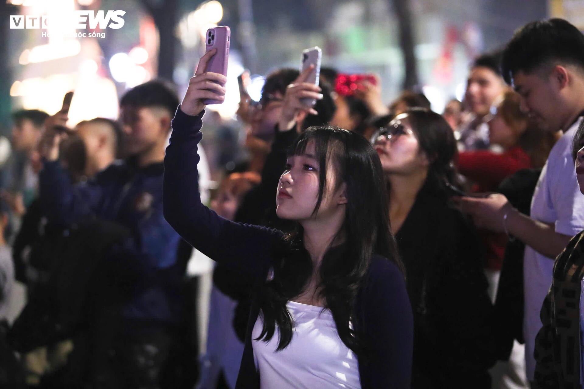 Pháo hoa rực sáng trên bầu trời cả nước, người dân xúc động đón năm mới Bính Ngọ 2026 - 10