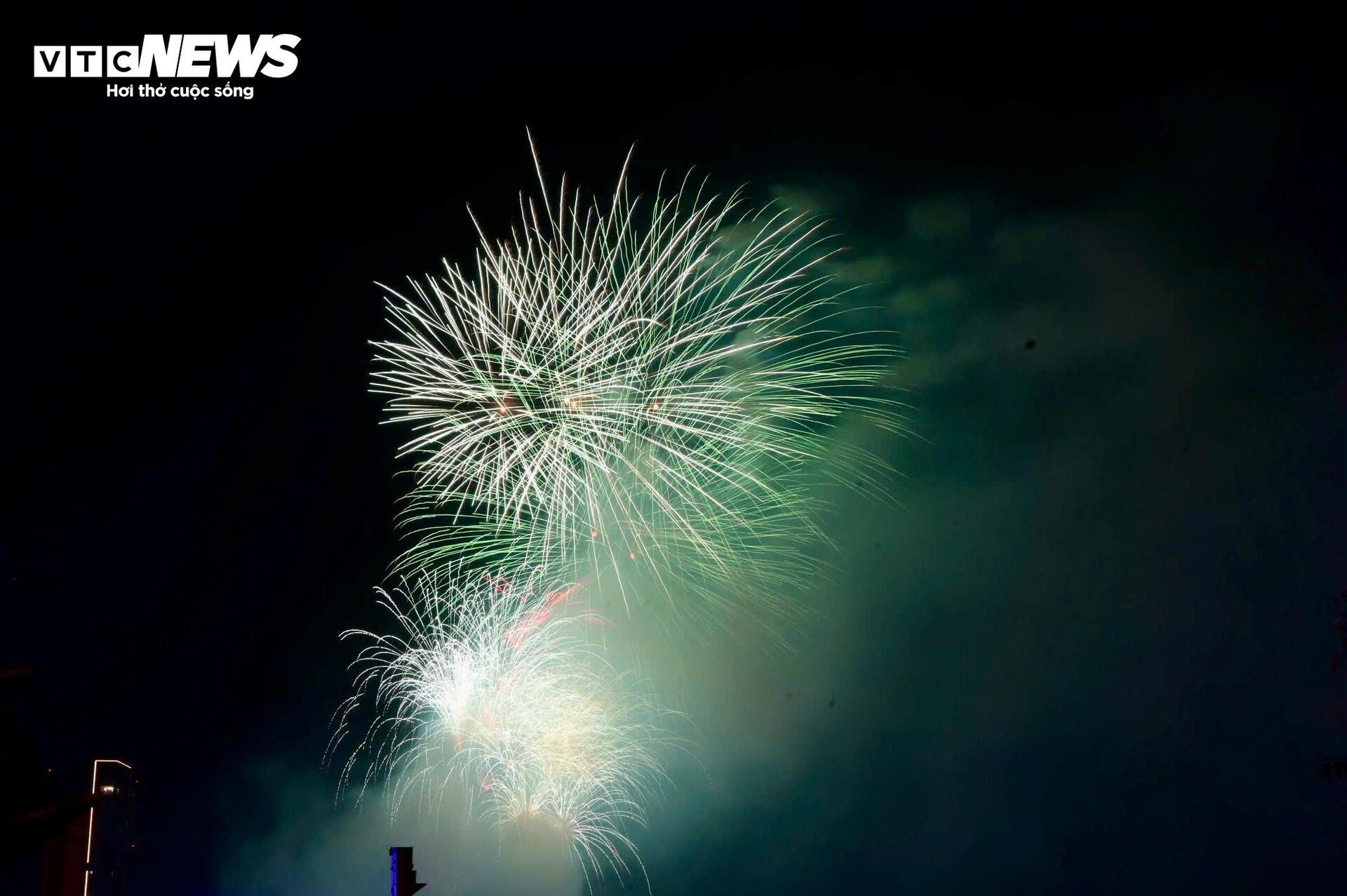 Trên nền trời đêm, pháo hoa tầm cao bung nở rực rỡ, đan xen sắc đỏ, vàng, xanh, tím… vẽ nên bức tranh lung linh, huyền ảo bên dòng sông Sài Gòn.