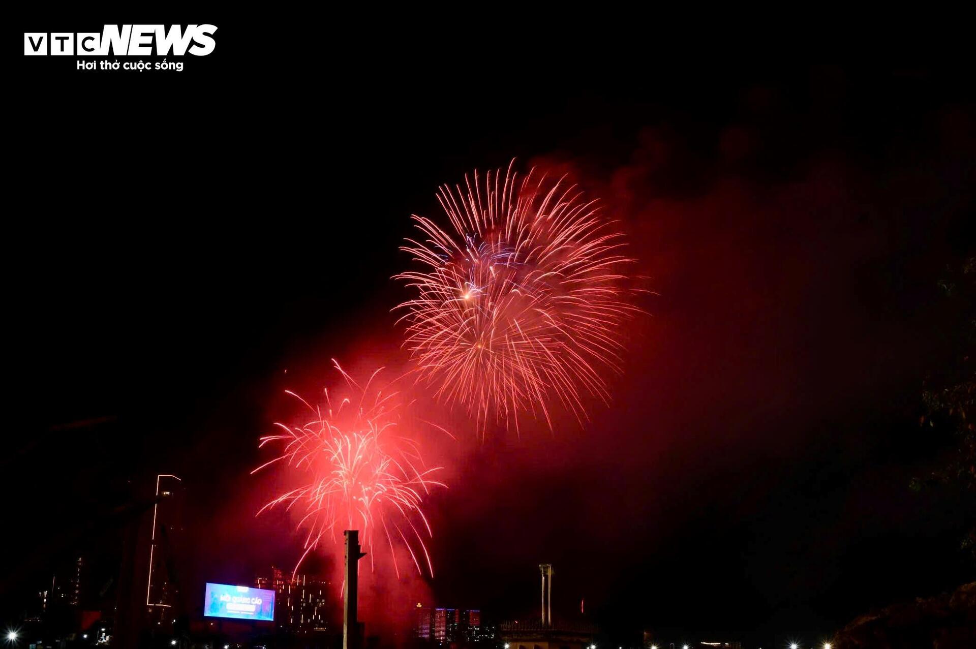Trong 15 phút, từ 0h đến 0h15, cả bầu trời TP.HCM bừng lên bởi âm thanh và ánh sáng.