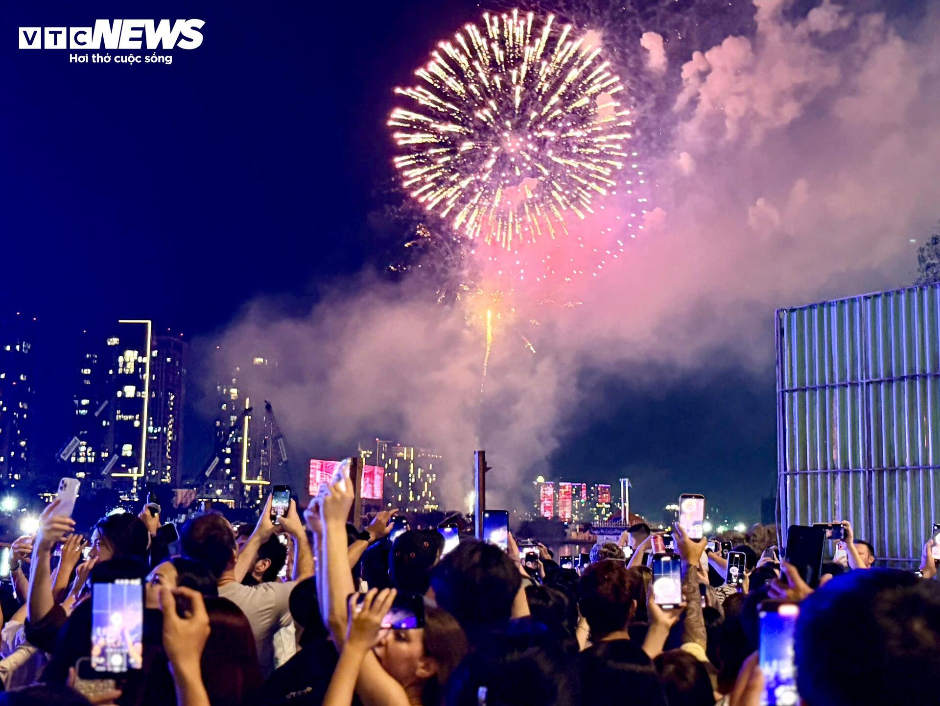 Tại Bến Bạch Đằng, hàng nghìn người dân tập trung ken đặc từ sớm. Khi pháo hoa rực sáng, cả biển người đồng loạt ngẩng đầu, nhiều tiếng reo hò vang lên đầy phấn khích.
