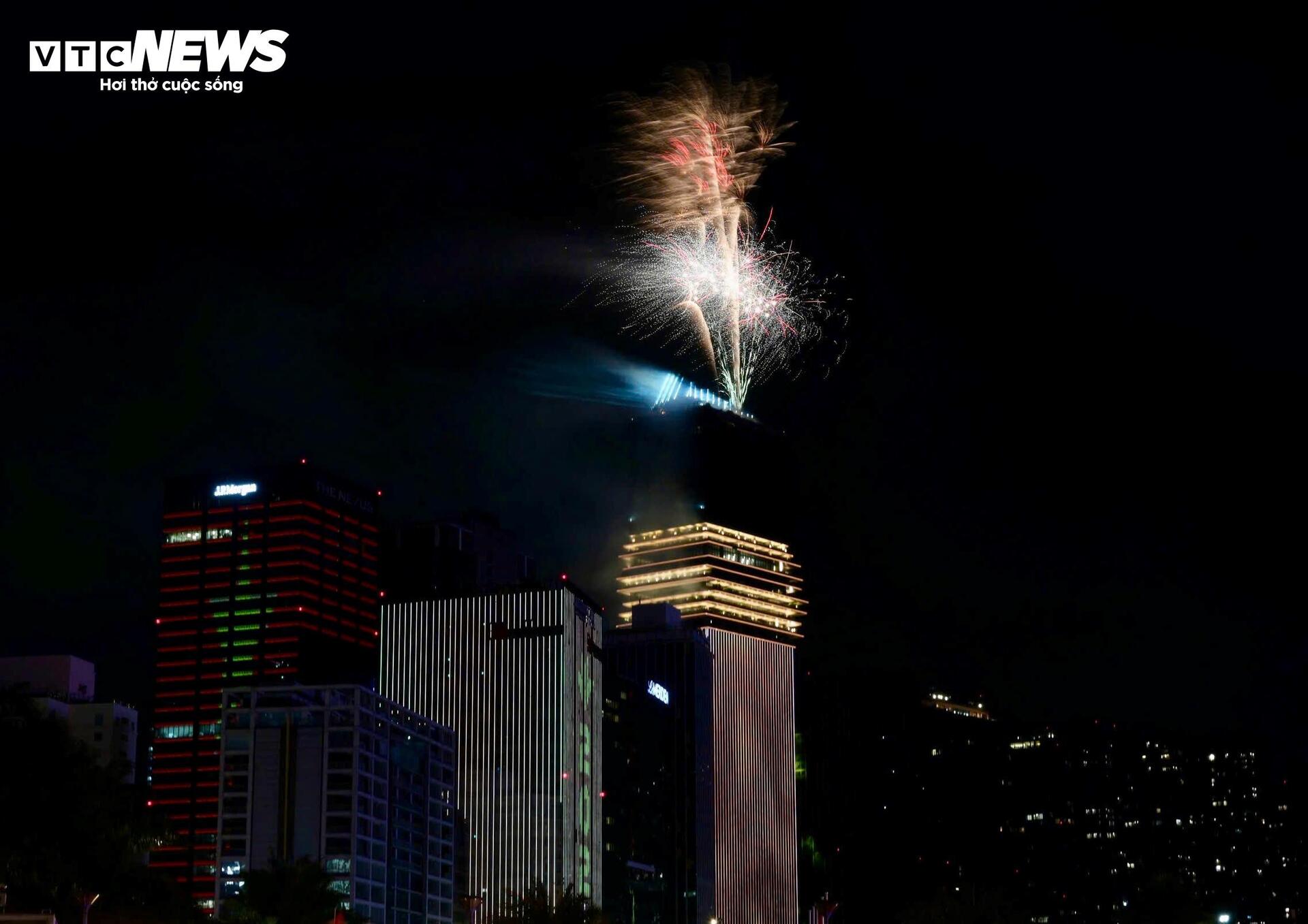 Năm nay, ngoài điểm bắn chính tại khu vực hầm vượt sông Sài Gòn, TP.HCM tổ chức tổng cộng 17 điểm bắn pháo hoa trong đêm giao thừa. Trong đó có 4 điểm bắn tầm cao kết hợp tầm thấp gồm: Khu vực hầm sông Sài Gòn; Trung tâm Thành phố mới (TP Thủ Đức); Quảng trường Tam Thắng và Quảng trường Công viên Bà Rịa.